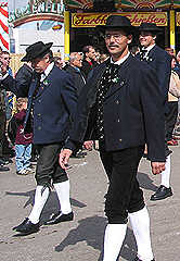 M�nnertracht, Brusttuch