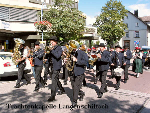 Umzug beim Kreis-Trachten Jugendtreffen 2004