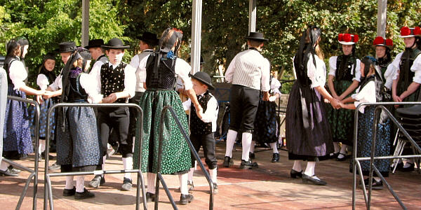 Jugendgruppe St. Georgen beim Tanzen