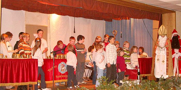 Jugendgruppe mit Nikolaus