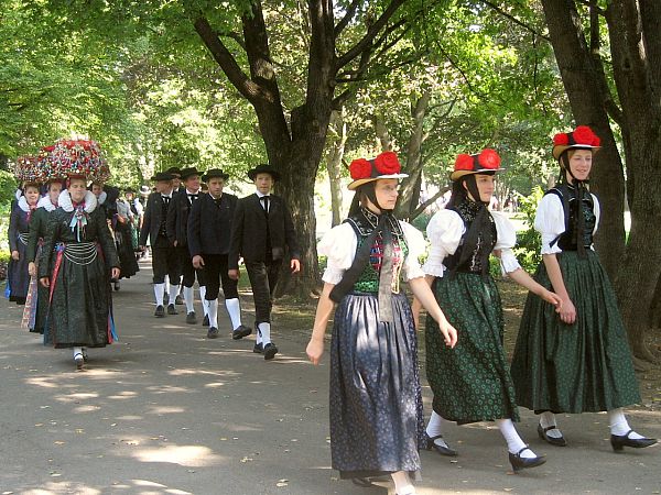 Trachtenverein St. Georgen beim Volksfestumzug