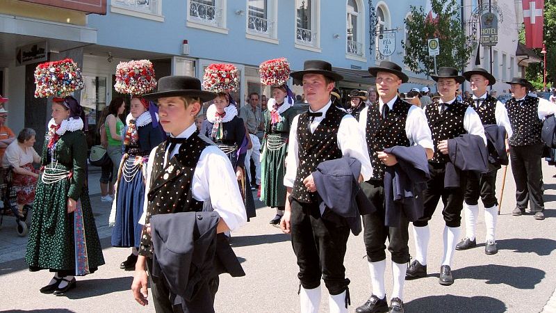 Der Umzug durch die Altstadt von Tiengen