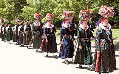 Der Trachtenverein St. Georgen beim Schwyzertag in Tiengen