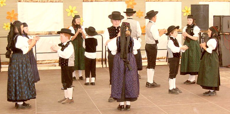 Die Kindertanzgruppe aus St. Georgen eröffnet den Kindernachmittag