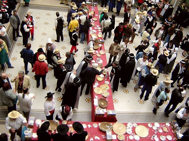 Umzugsteilnehmer beim Weinlesefest in Paris
