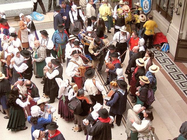 Umzugsteilnehmer beim Weinlesefest in Paris