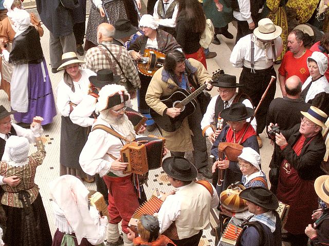 Umzugsteilnehmer beim Weinlesefest in Paris