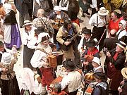 Umzugsteilnehmer beim Weinlesefest in Paris