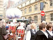 Umzugsteilnehmer beim Weinlesefest in Paris