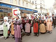 Umzugsteilnehmer beim Weinlesefest in Paris