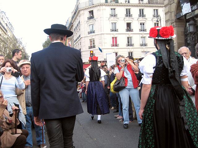 Der Trachtenverein beim Weinlesefest in Paris