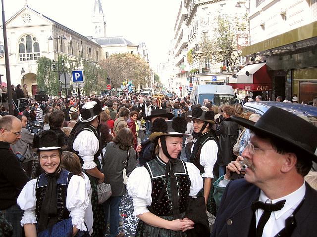 Der Trachtenverein beim Weinlesefest in Paris