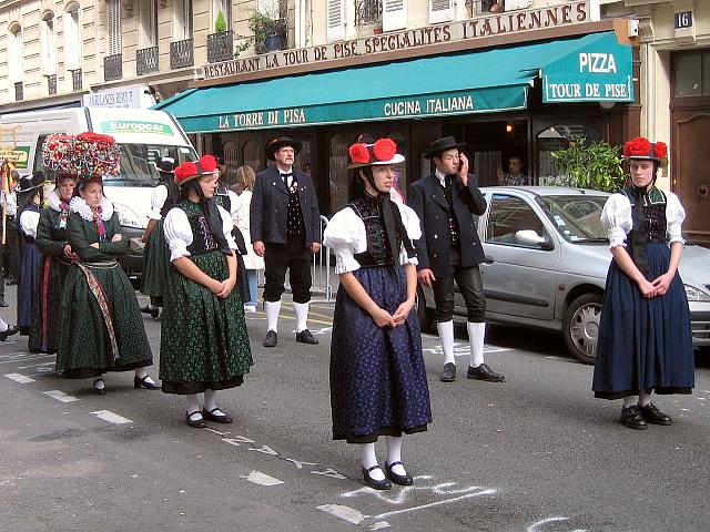 Der Trachtenverein beim Weinlesefest in Paris
