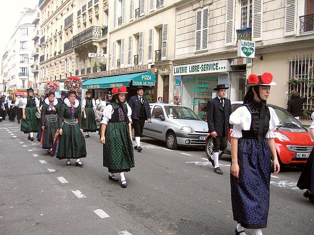 Der Trachtenverein beim Weinlesefest in Paris