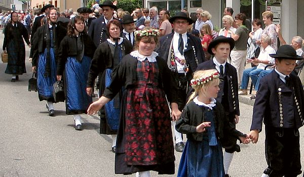 Zu den Bildern Gruppen 1..10 beim 54. Gautrachtentreffen 