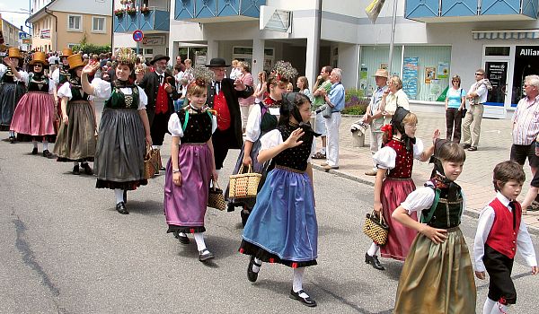 Zu den Bildern der Gruppen 21..30 beim 54. Gautrachtentreffen 