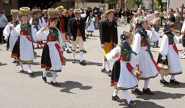 Zu den Bildern der Gruppen 52..61 beim 54. Gautrachtentreffen 