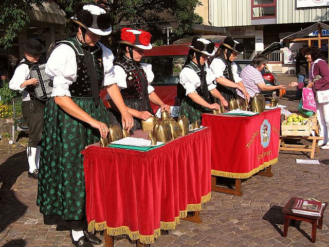 Glockengruppe spielt beim Krbismarkt 