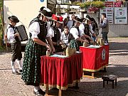 Glockengruppe spielt beim Krbismarkt 