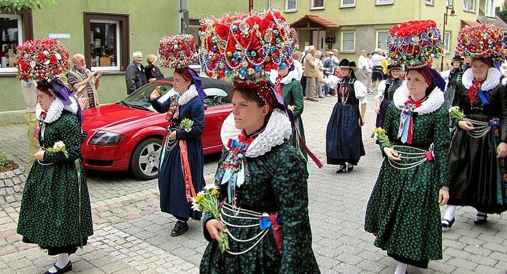 Zu den Bildern des Trachtenvereins