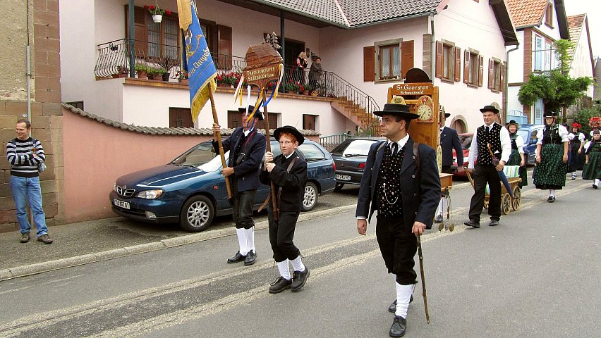 Der Trachtenverein beim Umzug in Imbsheim 