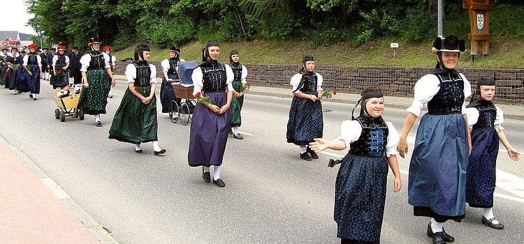 Zu den Bildern des Trachtenvereins