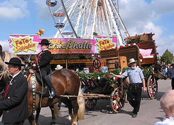 Der Brautwagen im Umzug