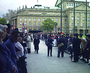 Trachtenspalier am Staatstheater