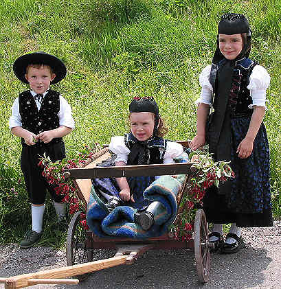 Die Kleinsten Kinder freuen sich auf den Umzug