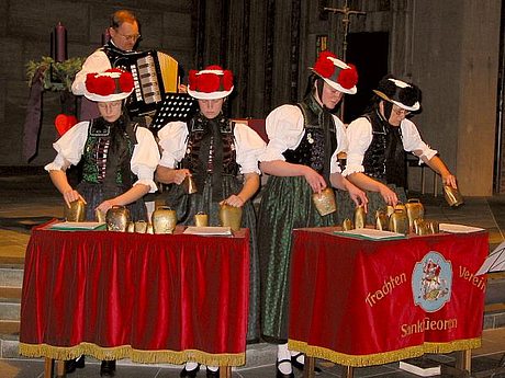 Die Glockengruppe beim Adventskonzert